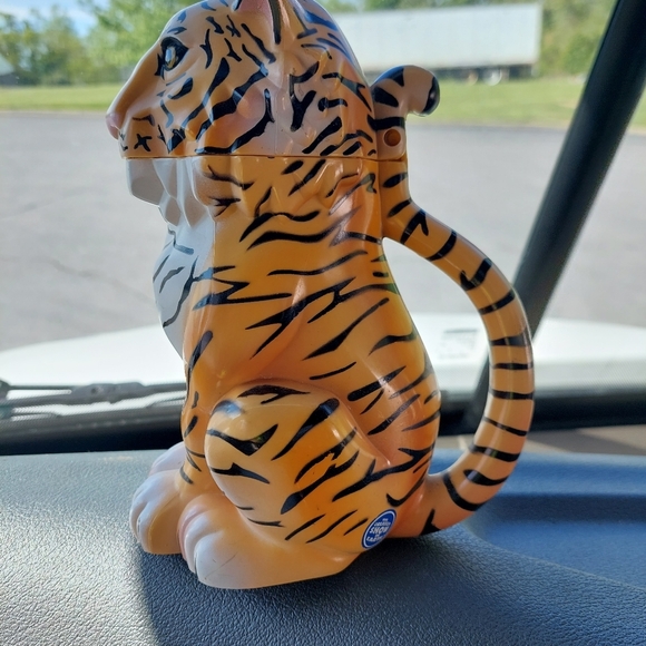 Greatest Show on Earth Lion Cup Circus - Picture 2 of 7